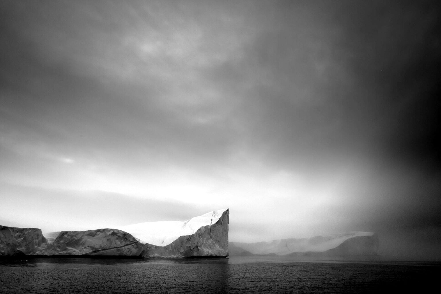 Icebergs in Fog. Leica Q2 Monochrom | David Farkas 2022